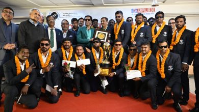 UFlex Limited Chief Managing Director, Mr. Ashok Chaturvedi rewards the Indian Blind Cricket Players-1