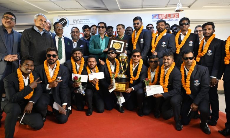 UFlex Limited Chief Managing Director, Mr. Ashok Chaturvedi rewards the Indian Blind Cricket Players-1