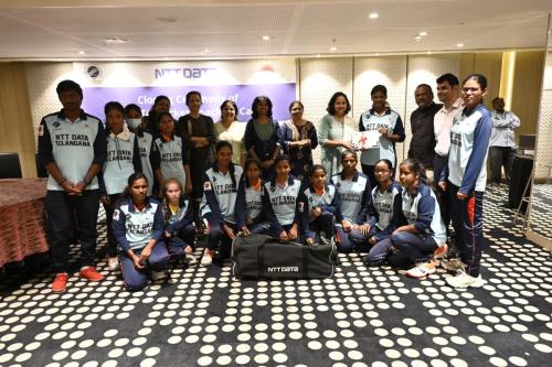 At the closing ceremony of the NTT DATA Cricket Coaching Camp for Blind Women, the NTT DATA leadership team presented cricket kits to the six teams-3