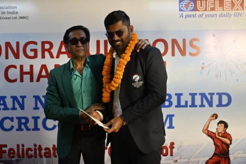 UFlex Limited Chief Managing Director, Mr. Ashok Chaturvedi rewards the Indian Blind Cricket Players-2