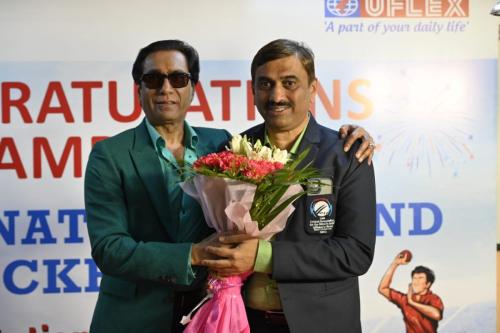 UFlex Limited Chief Managing Director, Mr. Ashok Chaturvedi rewards the Indian Blind Cricket Players-3